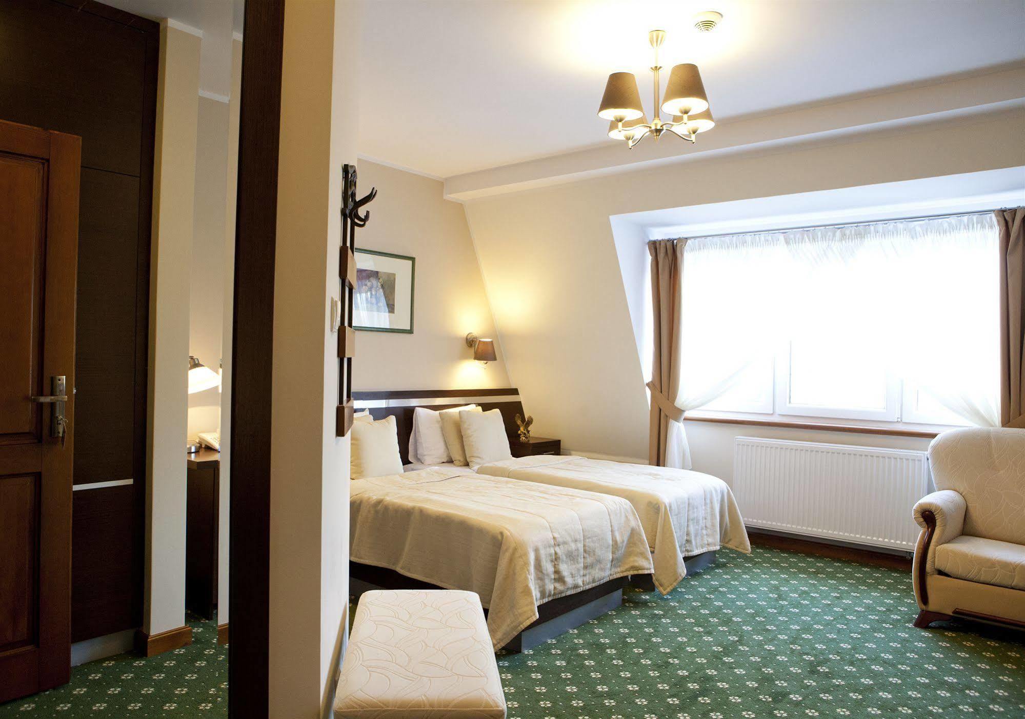 Hotel I Restauracja "Pod Orlem" Картузи Екстериор снимка