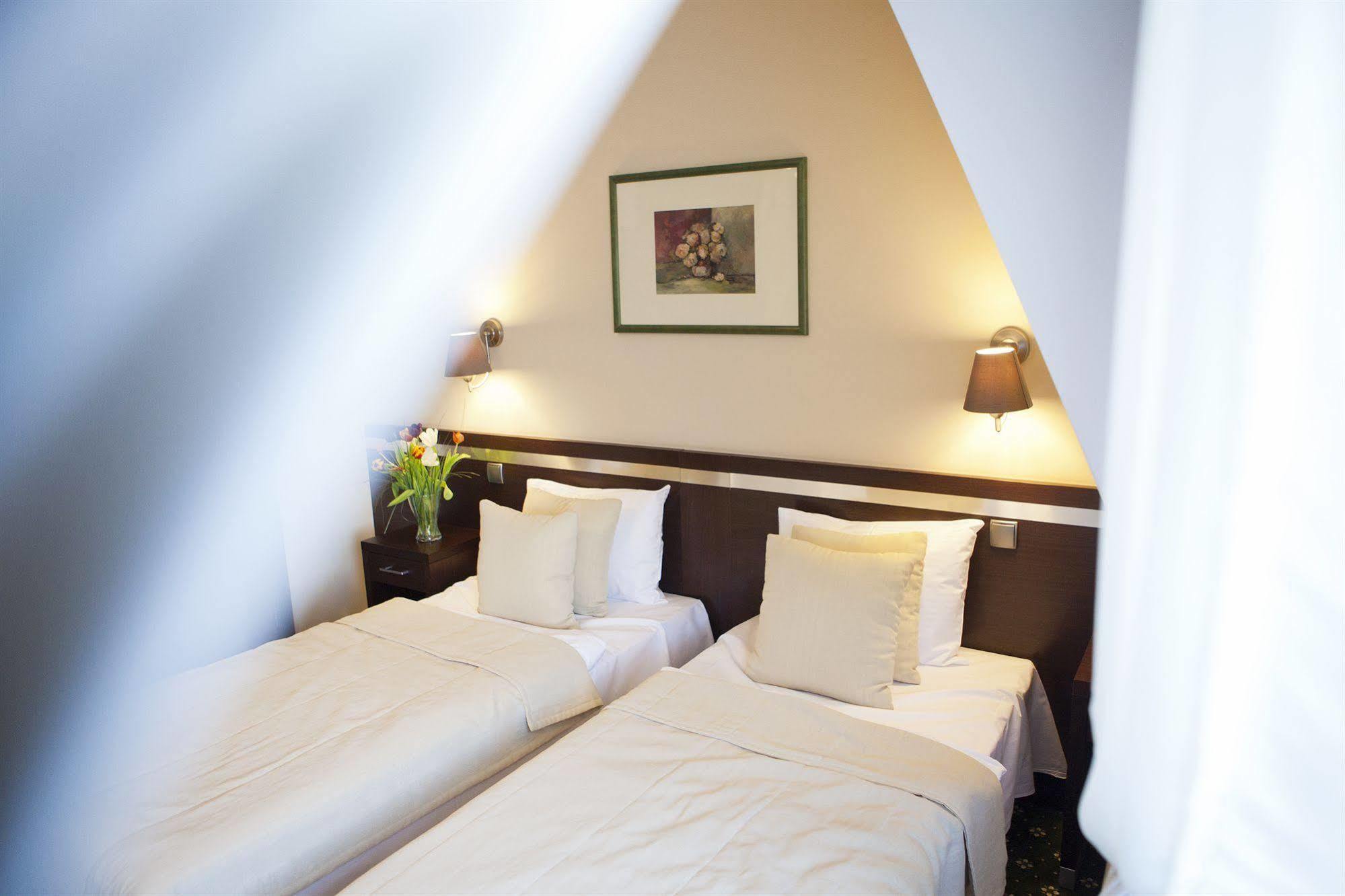 Hotel I Restauracja "Pod Orlem" Картузи Екстериор снимка