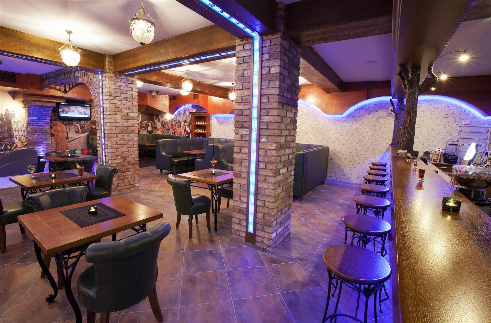 Hotel I Restauracja "Pod Orlem" Картузи Екстериор снимка
